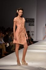 Model walk the ramp for Manish Gupta Show at Wills Lifestyle India Fashion Week 2012 day 3 on 8th Oct 2012 (37).JPG